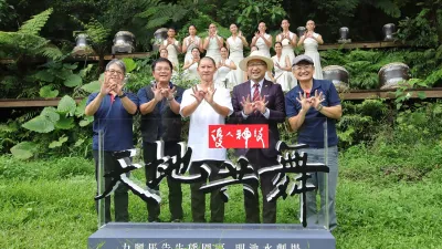 優人神鼓藝術總監黃誌群與力麗觀光董事長蔡宗易、馬告生態園區經理廖中孚、副館長林棋祥、總經理康富雄合影。(圖/力麗觀光提供)