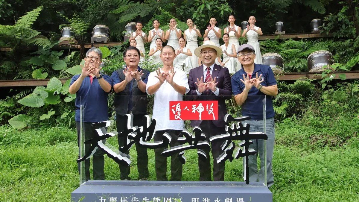 優人神鼓藝術總監黃誌群與力麗觀光董事長蔡宗易、馬告生態園區經理廖中孚、副館長林棋祥、總經理康富雄合影。(圖/力麗觀光提供)