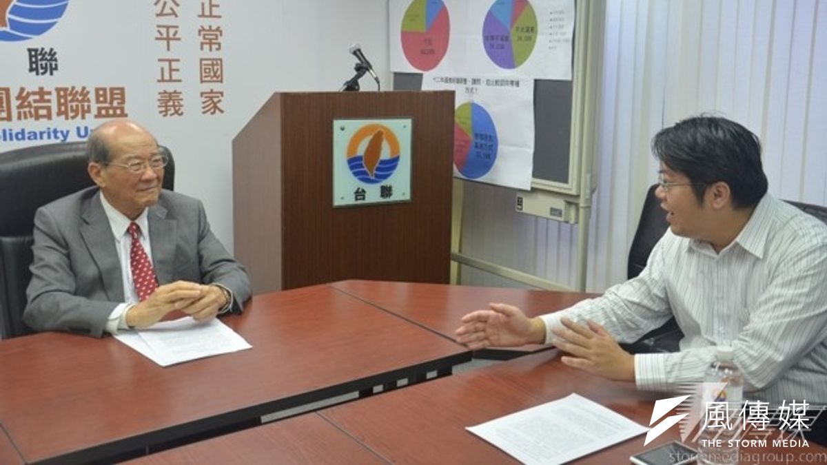 公民團體發起「翻轉選舉運動」,14日拜會台聯黨主席黃昆輝,尋求支持推動地方議會設置政黨代表比例。左為黃昆輝,右為運動發起人賴中強。(杜兆倫攝) 公民團體發起「翻轉選舉運動」,14日拜會台聯黨主席黃昆輝,尋求支持推動地方議會設置政黨代表比例。左為黃昆輝,右為運動發起人賴中強。(杜兆倫攝)