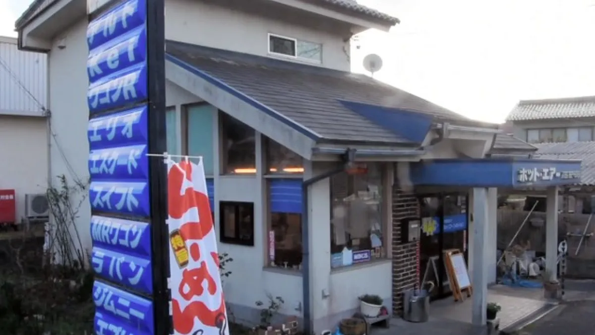 「拉麵」的旗幟在寫著各個車種的看板旁邊擺動著=攝於11月5日。(圖/潮日本提供)