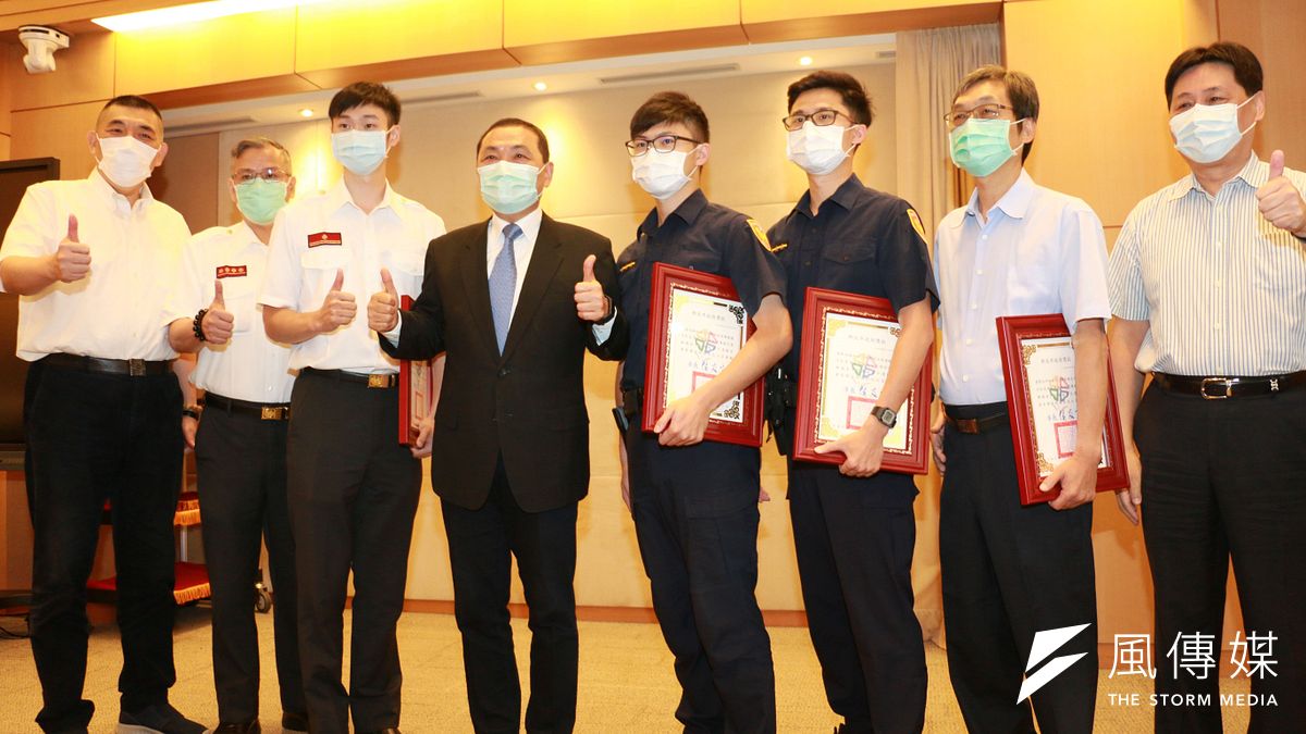 市長侯友宜表揚市府消防局南勢分隊小隊長李韋莊、員山分隊長謝育仁及警察局中和分局偵查隊小隊長陳志平、錦和派出所警員孫偉傑、林君瑋等5名同仁,破獲連續縱火案件,維護社會秩序安全有功。 (圖/李梅瑛攝) 市長侯友宜表揚市府消防局南勢分隊小隊長李韋莊、員山分隊長謝育仁及警察局中和分局偵查隊小隊長陳志平、錦和派出所警員孫偉傑、林君瑋等5名同仁,破獲連續縱火案件,維護社會秩序安全有功。 (圖/李梅瑛攝)