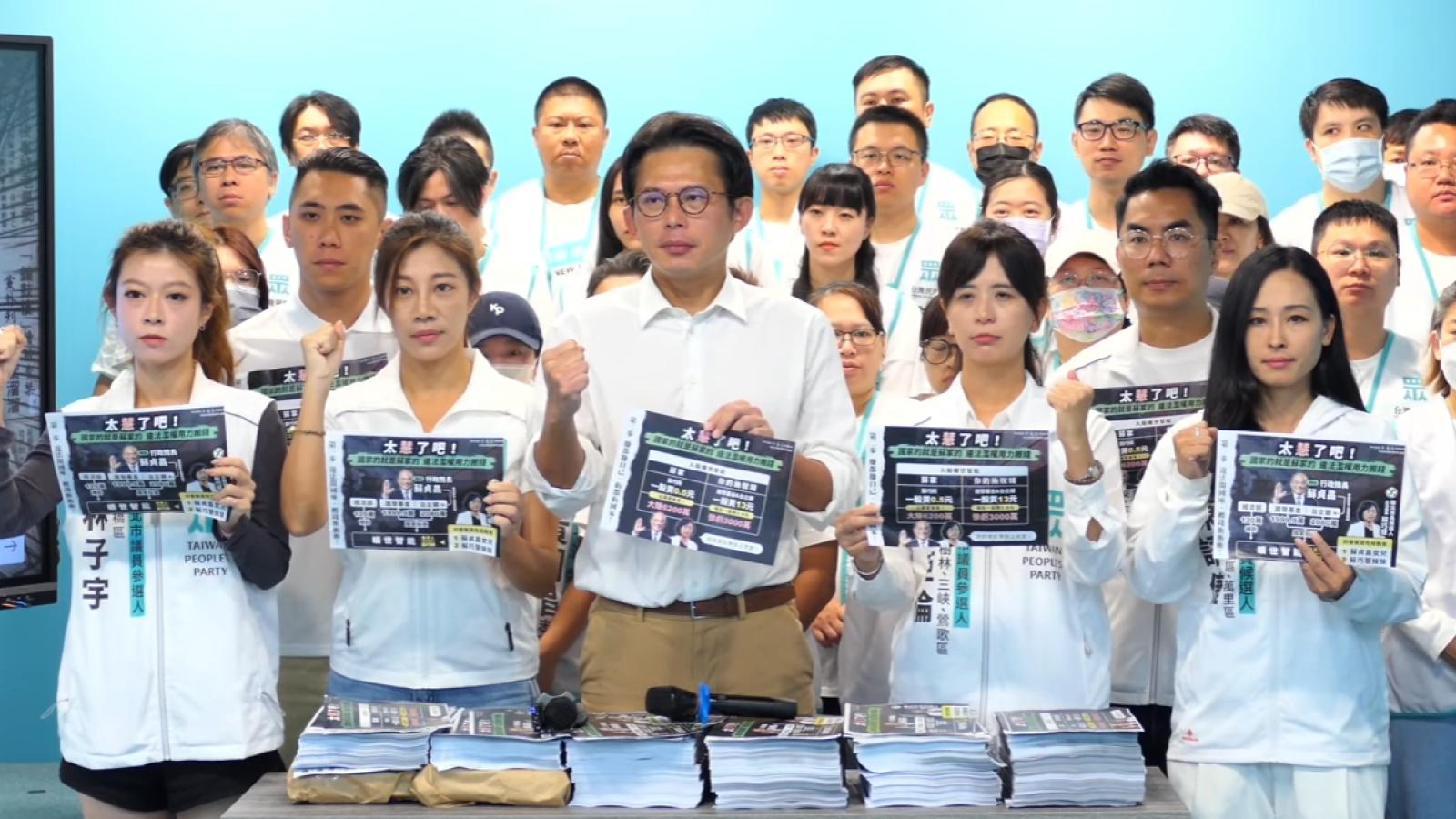 出大招!轟蘇巧慧家族「曠世智能」弊案 黃國昌宣布實名印傳單發遍新北:賴政府衝著我來就好