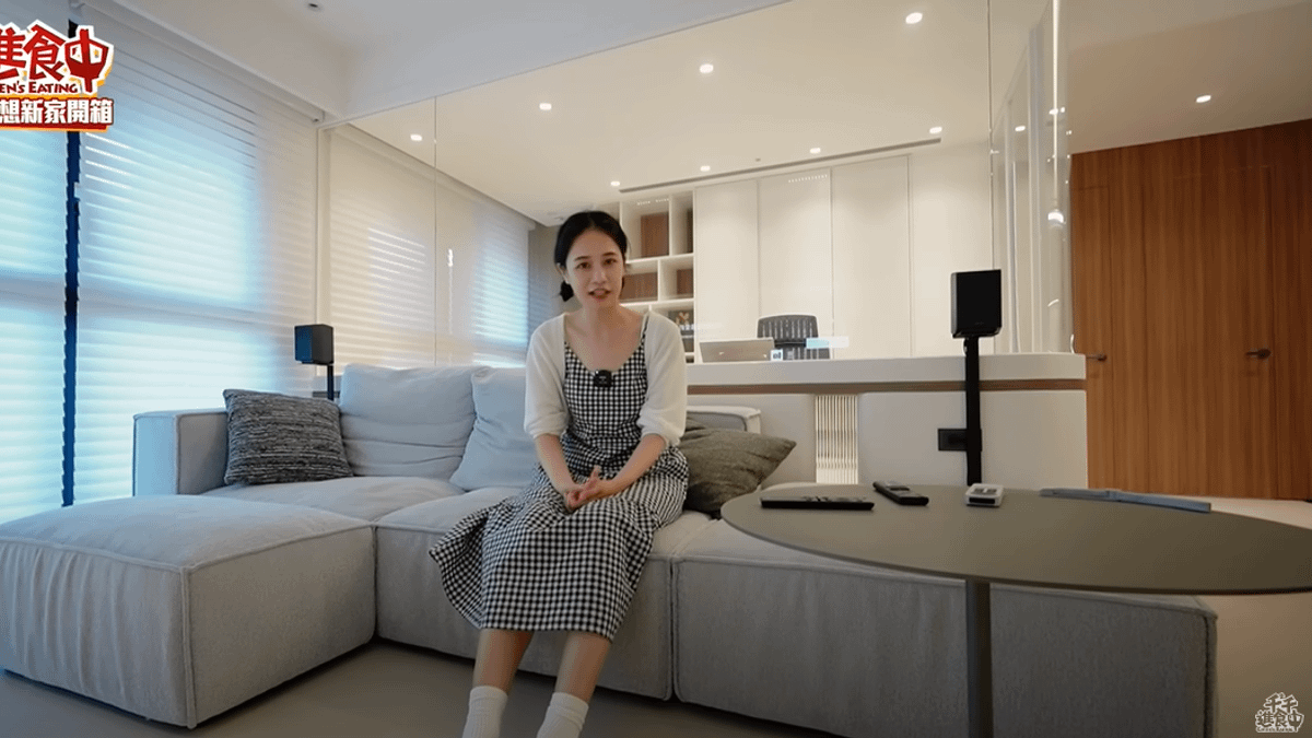 YouTuber千千開心宣布自己「買房了」!並透過影片分享新家裝潢。(圖/翻攝自千千進食中YouTube) YouTuber千千開心宣布自己「買房了」!並透過影片分享新家裝潢。(圖/翻攝自千千進食中YouTube)