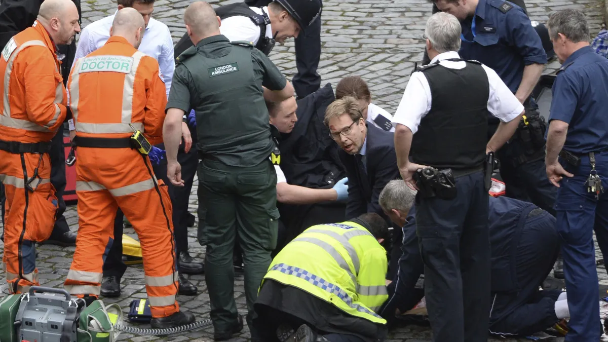 英國議員艾伍德(Tobias Ellwood,做心肺復甦術者)在倫敦恐攻中見義勇為,獲得輿論讚賞。(美聯社)