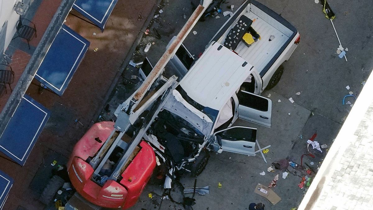 美國紐奧良鬧區在新年元旦發生皮卡貨車惡意衝撞人群,造成15人不幸死亡。(美聯社) 美國紐奧良鬧區在新年元旦發生皮卡貨車惡意衝撞人群,造成15人不幸死亡。(美聯社)