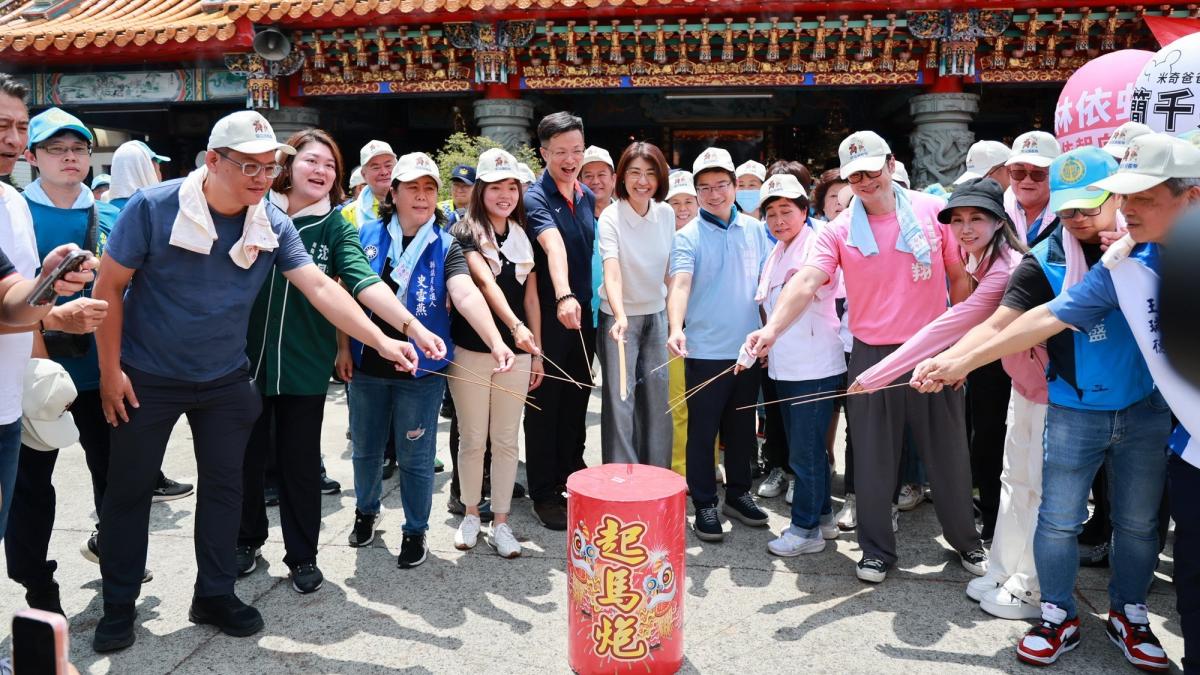 南投指南宮城隍爺聖誕遶境祈安 許淑華點起馬炮祈福