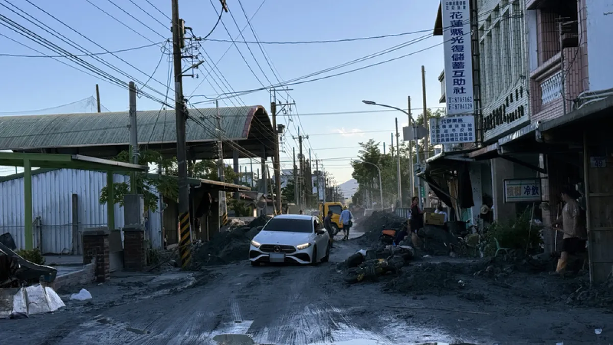 Mud left on Zhongshan Road in Guangfu, Hualien County, after the Matai'an barrier lake burst. A year on, the lake holds no water, but about 236 million cubic meters of material remains upstream. (Photo by Chang Chi / CNA)