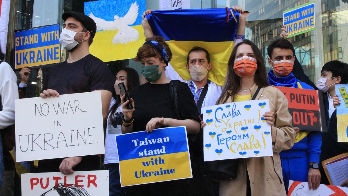 俄羅斯入侵烏克蘭以來,多國民眾在莫斯科駐台代表處前自發聚集抗議。(攝/林庭葦) 俄羅斯入侵烏克蘭以來,多國民眾在莫斯科駐台代表處前自發聚集抗議。(攝/林庭葦)