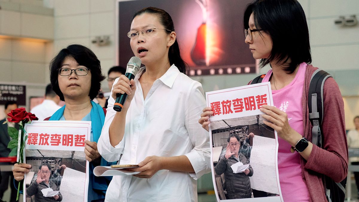 李明哲遭中國以「顛覆國家政權罪」遭逮捕,台權會計劃赴歐爭取聲援。圖為李明哲妻子李凈瑜赴北京救夫無法成行,在桃園國際機場召開記者會,左起:鄭秀娟、李凈瑜、邱伊翎。(AP) 李明哲遭中國以「顛覆國家政權罪」遭逮捕,台權會計劃赴歐爭取聲援。圖為李明哲妻子李凈瑜赴北京救夫無法成行,在桃園國際機場召開記者會,左起:鄭秀娟、李凈瑜、邱伊翎。(AP)