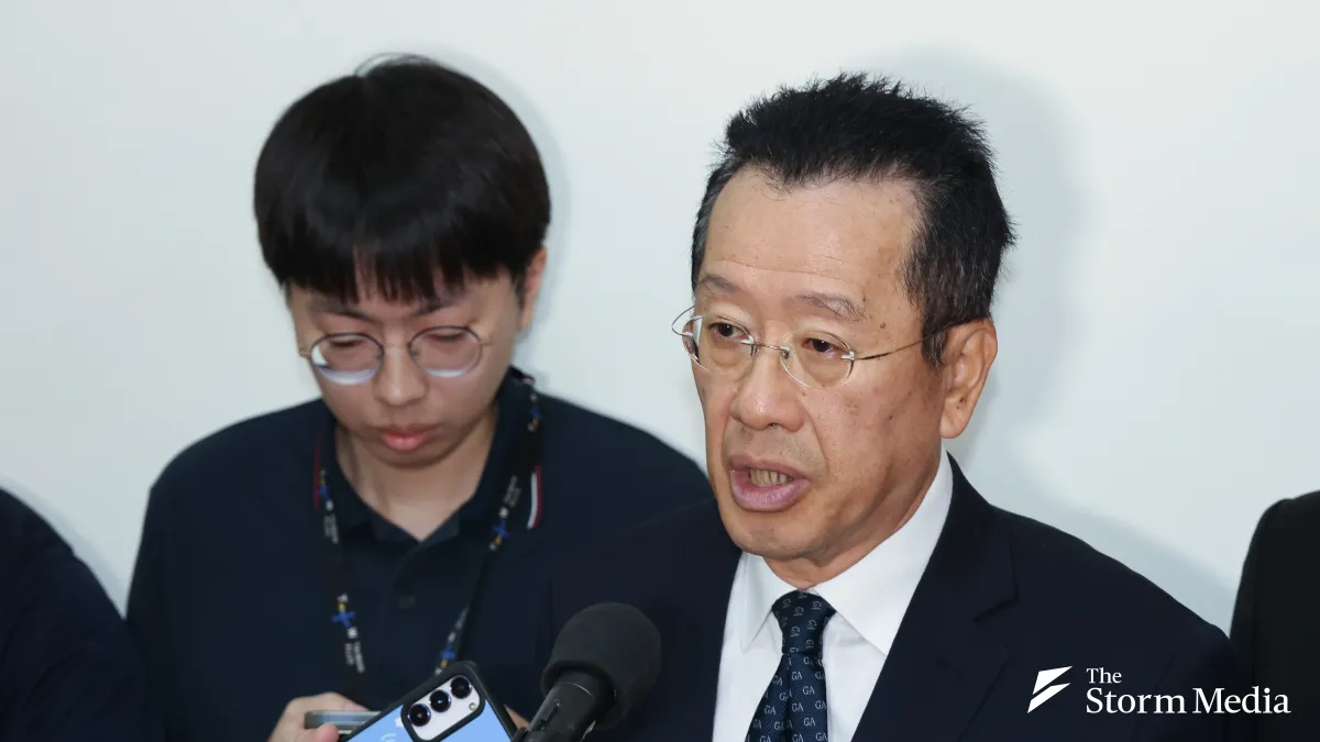 Defense Minister Wellington Koo expressed both grief and contempt over retired commander Lu Li-shih's role as a CCP propaganda tool, calling his remarks deeply inappropriate. (Photo by Chen Pin-yu)