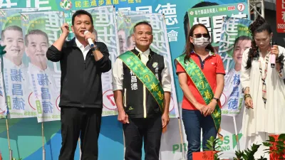 前新竹縣議員陳文宏(左)曾任「新竹縣小英之友會」總會長。(資料照,取自楊昌德臉書)