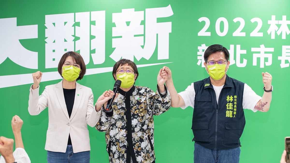 民進黨新北市長參選人林佳龍(左起)18日出席「彰化人挺林佳龍」記者會,林佳龍母親、民進黨彰化縣長參選人黃秀芳站台力挺。(林佳龍競選辦公室提供) 民進黨新北市長參選人林佳龍(左起)18日出席「彰化人挺林佳龍」記者會,林佳龍母親、民進黨彰化縣長參選人黃秀芳站台力挺。(林佳龍競選辦公室提供)