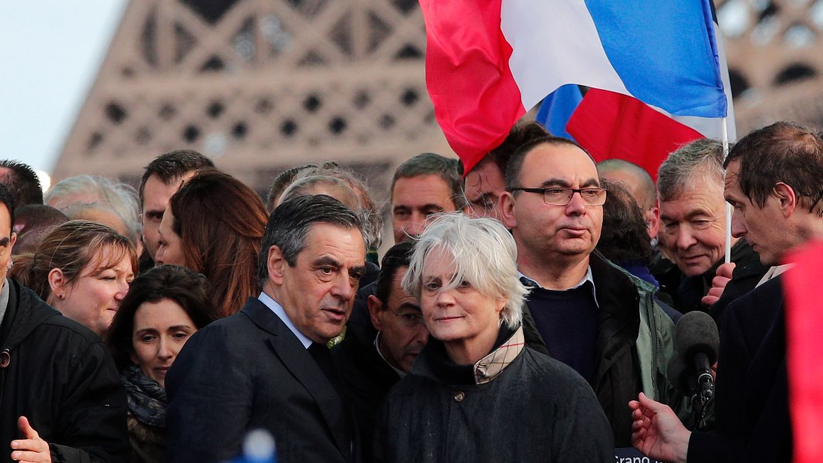 法國總統候選人費雍涉嫌為妻子潘妮洛普虛設議員助理職領取高薪,引發「乾薪門爭議」。(美聯社) 法國總統候選人費雍涉嫌為妻子潘妮洛普虛設議員助理職領取高薪,引發「乾薪門爭議」。(美聯社)