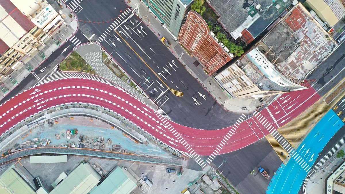 工務局強化高雄車站周邊車道辨識度及道路使用安全性,彩色鋪面材質選用防滑係數較高的骨材標線並添加色料。 (圖/高市工務局提供) 工務局強化高雄車站周邊車道辨識度及道路使用安全性,彩色鋪面材質選用防滑係數較高的骨材標線並添加色料。 (圖/高市工務局提供)