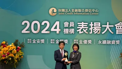 高雄銀行榮獲聯徵中心 頒發「金質獎」殊榮,由頒獎人金管會主委彭金隆(左),受獎人為高銀總經理徐翠梅。(圖/高雄銀行提供)