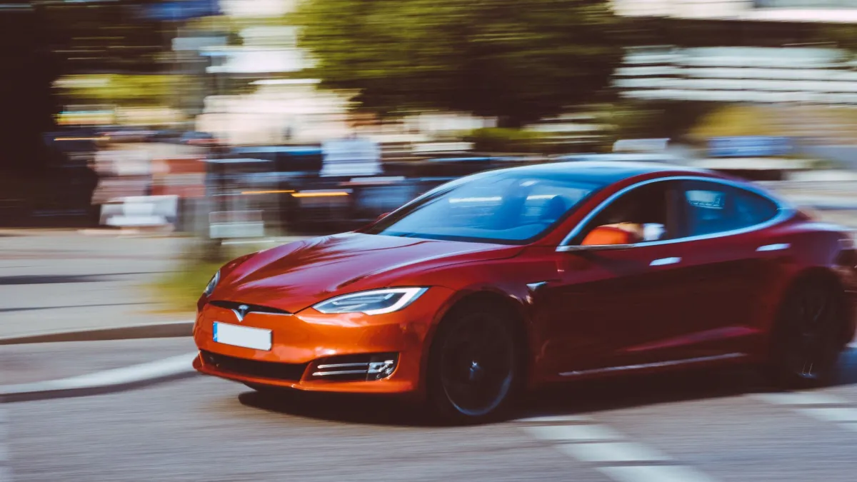 美國全國運輸安全委員會(NTSB)在二月底對特斯拉(Tesla)的自駕系統,提出嚴厲批評。調查指出,特斯拉離無人駕駛還有一大段距離。(圖/Unsplash)