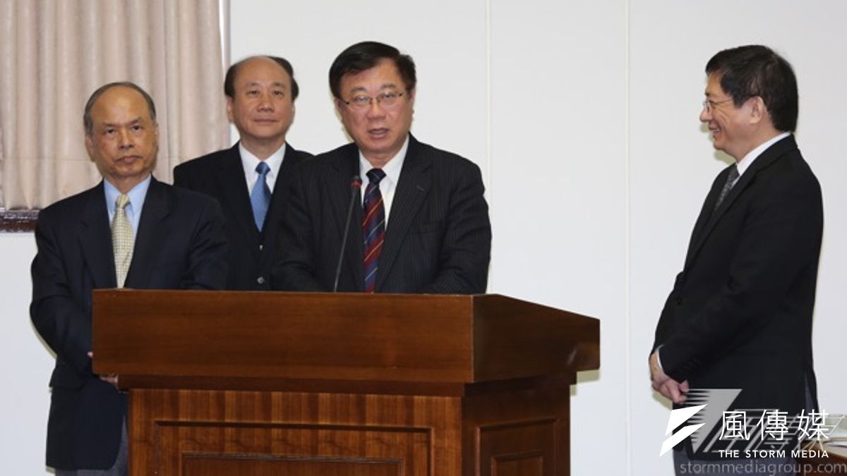 農委會主委陳保基今天(8日)上午在立法院接受質詢時表示,有鑑於我國農業缺工嚴重,不排除引進包括中國等國的農業外勞,最快將在明年1月試辦。(余志偉攝) 農委會主委陳保基今天(8日)上午在立法院接受質詢時表示,有鑑於我國農業缺工嚴重,不排除引進包括中國等國的農業外勞,最快將在明年1月試辦。(余志偉攝)