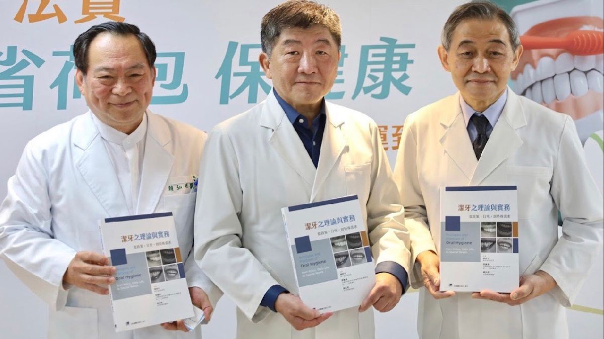 前衛福部長陳時中(中)與醫師蔡鵬飛(右)、賴弘明(左)一起召開記者會,介紹新書《潔牙之理論與實務》。(取自陳時中臉書) 前衛福部長陳時中(中)與醫師蔡鵬飛(右)、賴弘明(左)一起召開記者會,介紹新書《潔牙之理論與實務》。(取自陳時中臉書)