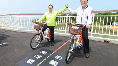 桃園市長張善政與新竹縣長楊文科出席「新竹縣雙新自行車道跨橋工程」竣工啟用典禮。(圖/桃園市政府提供)