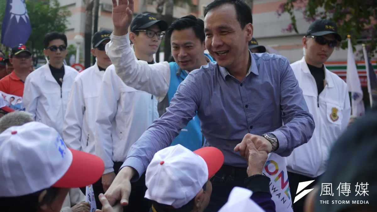 軍宅案重挫國民黨選情,國民黨總統候選人朱立倫13日到嘉義市眷村固票。(羅暐智攝)