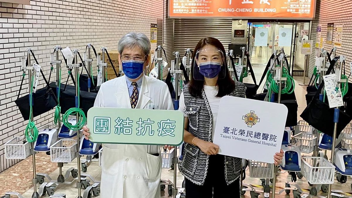 藝人賈永婕(右)募款千萬,捐贈超過三百台HFNC給各大醫院,卻引來網友質疑背後動機。(圖/取自賈永婕的跑跳人生臉書) 藝人賈永婕(右)募款千萬,捐贈超過三百台HFNC給各大醫院,卻引來網友質疑背後動機。(圖/取自賈永婕的跑跳人生臉書)