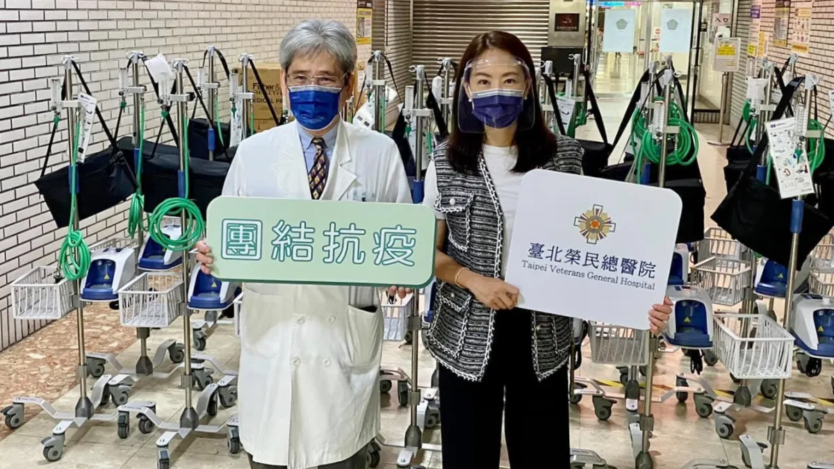 藝人賈永婕(右)募款千萬,捐贈超過三百台HFNC給各大醫院,卻引來網友質疑背後動機。(圖/取自賈永婕的跑跳人生臉書)