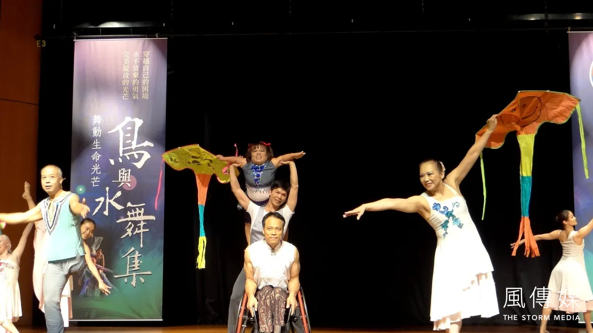 「輪椅王子」呂豐和表演精彩,輪椅如同他的「風火輪」,經由雙手操控,來回穿梭舞群間。(圖/徐炳文攝)