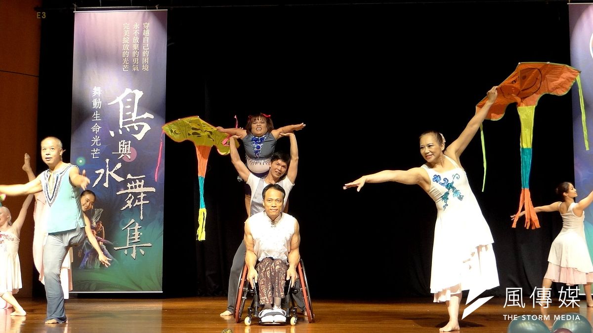 「輪椅王子」呂豐和表演精彩,輪椅如同他的「風火輪」,經由雙手操控,來回穿梭舞群間。(圖/徐炳文攝) 「輪椅王子」呂豐和表演精彩,輪椅如同他的「風火輪」,經由雙手操控,來回穿梭舞群間。(圖/徐炳文攝)