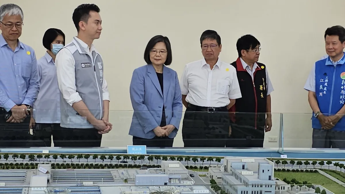 總統蔡英文及新竹縣長楊文科在煒盛環科董事長張家豪陪同下,視察竹北水資源回收中心。(圖/雲豹能源提供)