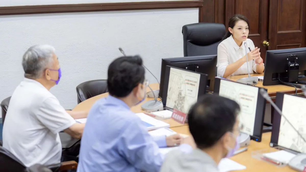 新竹市長高虹安25日主持都市設計審議大會,會中審議通過「富宇建設公司新竹市光武段1015地號都市設計審議案」,該案附帶公益捐贈一座人行空橋。(圖/新竹市政府提供)