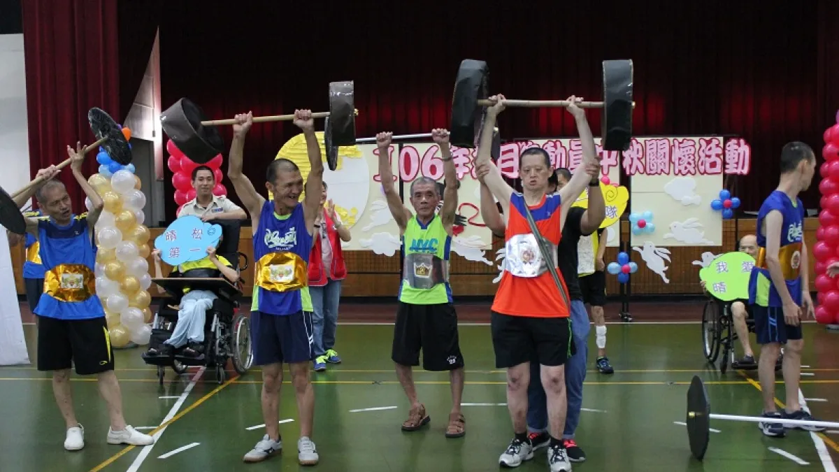 長輩憨兒模擬世大運舉重好手。(圖/高雄市社會局提供)