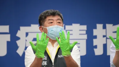總統蔡英文在臉書表示「這位先生」是衛福部長陳時中,台灣的防疫指揮官。(資料照,中央流行疫情指揮中心提供)