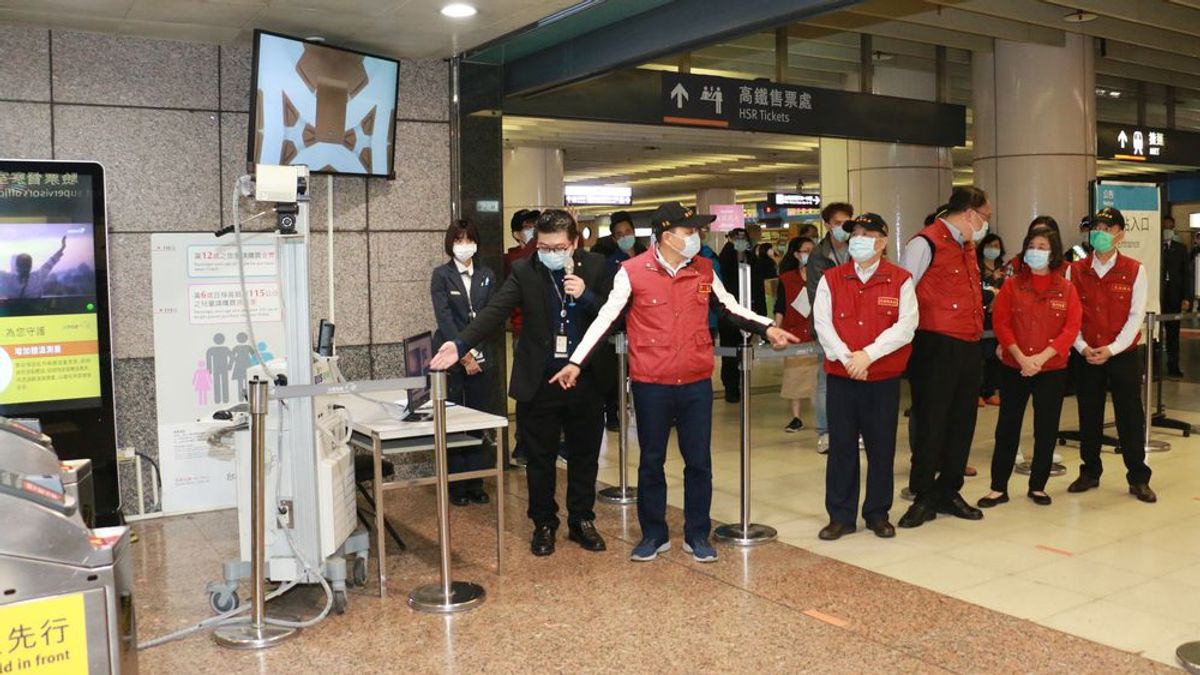 新北交通局局長鍾鳴時(右四)陪同市長侯友宜視察板車防疫狀況,他強調「市民的日常小事,就是我們的大事」。(圖/新北市交通局提供) 新北交通局局長鍾鳴時(右四)陪同市長侯友宜視察板車防疫狀況,他強調「市民的日常小事,就是我們的大事」。(圖/新北市交通局提供)