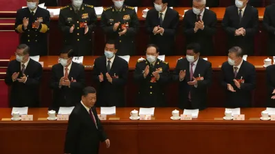 2023年3月5日,中國全國人民代表大會開幕式在北京人民大會堂舉行,習近平正準備就座。(美聯社)