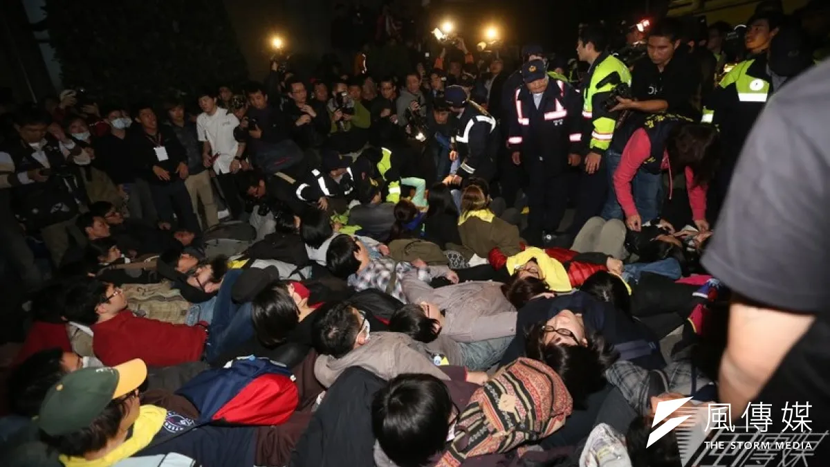 政府強制驅離佔領政院的學生後,TVBS的民調顯示,83%的民眾支持總統馬英九出面與學生溝通。(余志偉攝)