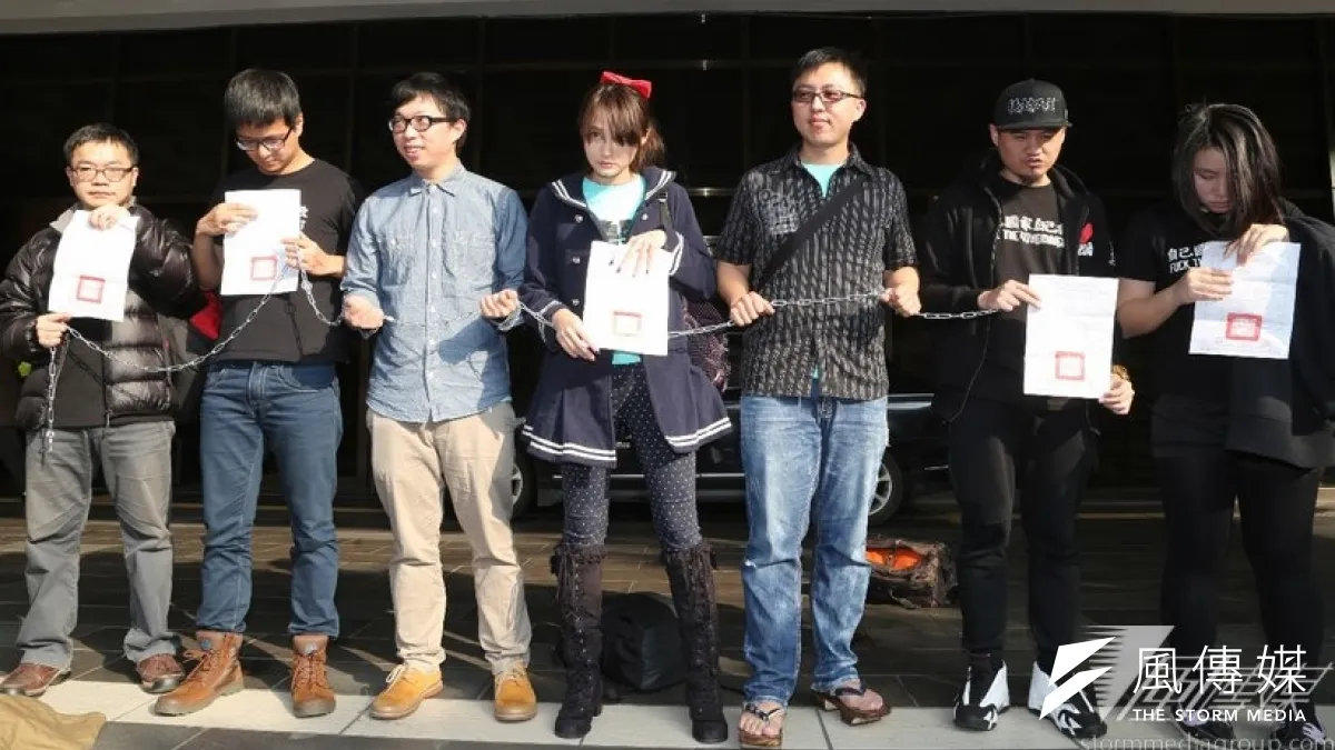 攔張志軍案首度開庭,黑島青重現鐵鍊纏身。(余志偉攝)