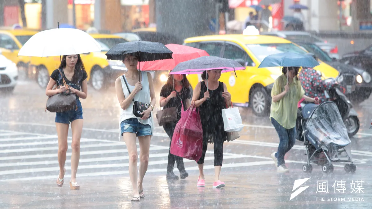 中央氣象局說,受熱低壓影響,明天以前北部、東半部都會持續降雨,之後低壓帶接力,中南部降雨也不侷限午後。(資料照,顏麟宇攝)