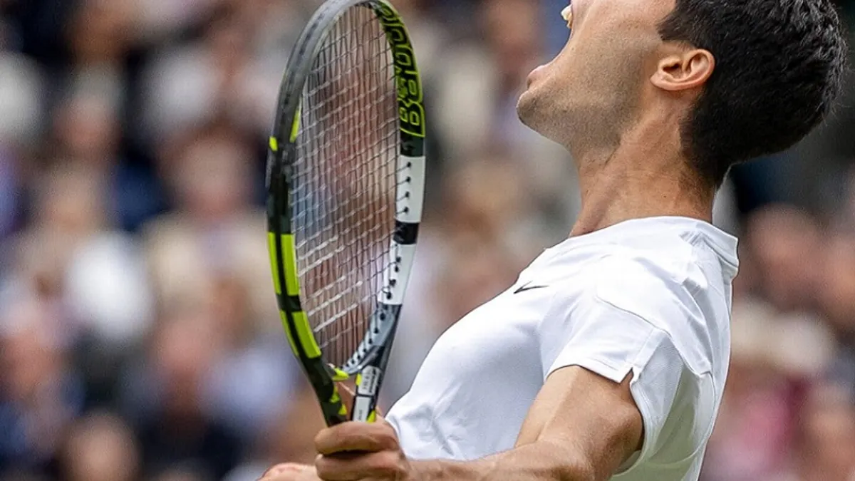 21嵗西班牙天才阿爾卡拉斯(Carlos Alcaraz)在溫布頓男單賽,完勝37嵗塞爾維亞球王德約科維奇,收穫個人大滿貫第四冠。(Carlos Alcaraz臉書粉絲頁) 21嵗西班牙天才阿爾卡拉斯(Carlos Alcaraz)在溫布頓男單賽,完勝37嵗塞爾維亞球王德約科維奇,收穫個人大滿貫第四冠。(Carlos Alcaraz臉書粉絲頁)