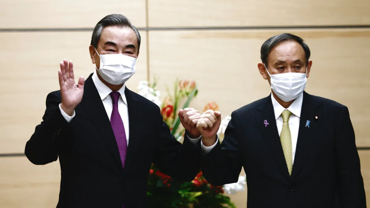 中國外交部長王毅2020年11月25日在東京拜會日相菅義偉。(資料照,美聯社)