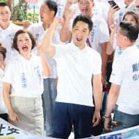 郭正亮認為,信民兩岸研究協會民調激發了泛藍支持者的危機意識,「救了蔣萬安(中)」。(資料照,顏麟宇攝) 郭正亮認為,信民兩岸研究協會民調激發了泛藍支持者的危機意識,「救了蔣萬安(中)」。(資料照,顏麟宇攝)
