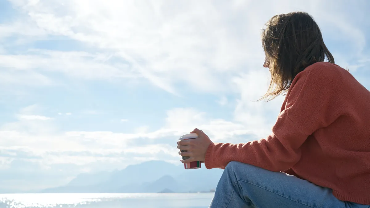 英國詩人夏芝曾遇到一位印度醫生,並對他說「我每天讀了泰戈爾的一句詩,世上的一切苦痛便立刻忘了。」作者分享,他在翻譯詩集過程中,也真的把炎熱都忘了。(示意圖/取自Pexels)