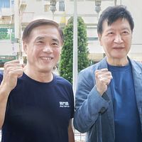 国民党主席選挙に立候補を表明した郝龍斌氏(左)。18日、前中広会長の趙少康氏(右)と共に届け出を行った。(写真/柯承惠撮影) 国民党主席選挙に立候補を表明した郝龍斌氏(左)。18日、前中広会長の趙少康氏(右)と共に届け出を行った。(写真/柯承惠撮影)