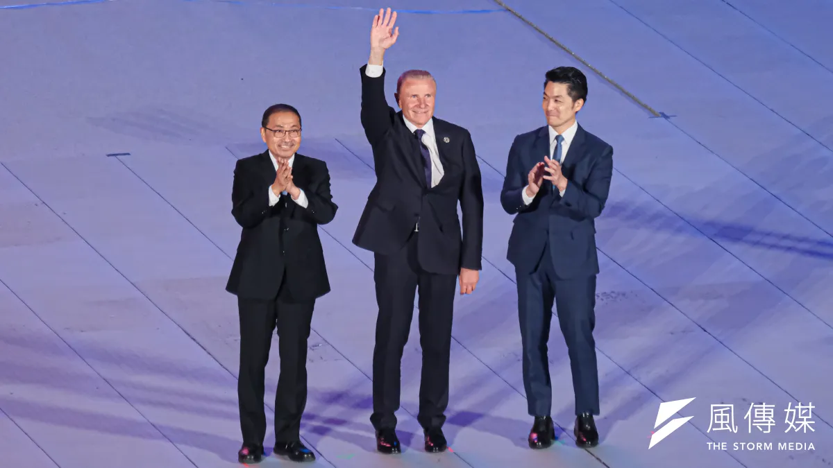 雙北世界壯年運動會開幕典禮於台北大巨蛋舉辦,賴清德總統缺席。圖為台北市長蔣萬安(右)、新北市長侯友宜(左)、國際壯年運動總會長凱霍‧荷姆(中)。(劉偉宏攝)