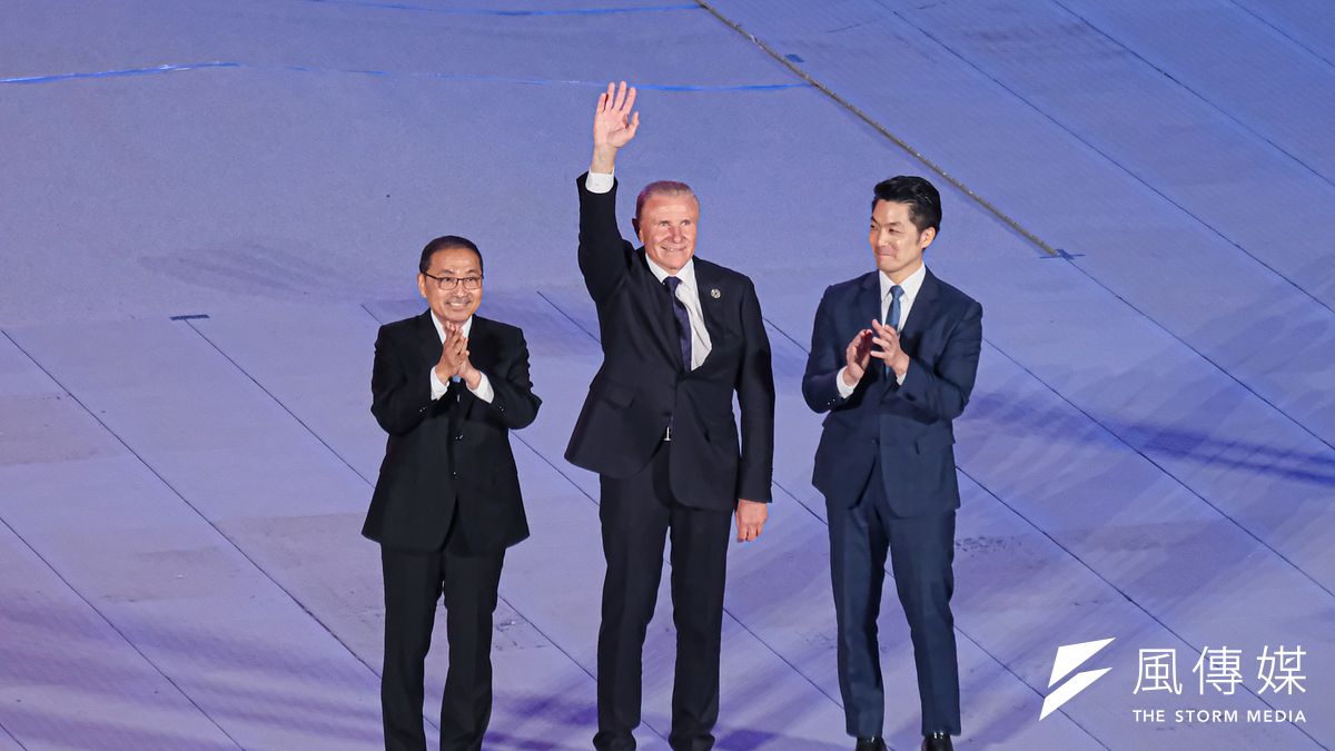 雙北世界壯年運動會開幕典禮於台北大巨蛋舉辦,賴清德總統缺席。圖為台北市長蔣萬安(右)、新北市長侯友宜(左)、國際壯年運動總會長凱霍‧荷姆(中)。(劉偉宏攝) 雙北世界壯年運動會開幕典禮於台北大巨蛋舉辦,賴清德總統缺席。圖為台北市長蔣萬安(右)、新北市長侯友宜(左)、國際壯年運動總會長凱霍‧荷姆(中)。(劉偉宏攝)
