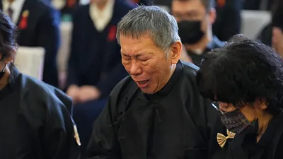 柯文哲出庭,痛斥檢方羅織,未能見父親最後一面,則是他一生的痛。圖為柯文哲參加父親告別式家祭。(民眾黨提供)