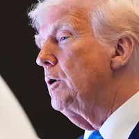 2025年5月16日、アメリカのトランプ大統領がアブダビ大統領府で開かれた円卓会議に出席した。(AP通信) 2025年5月16日、アメリカのトランプ大統領がアブダビ大統領府で開かれた円卓会議に出席した。(AP通信)