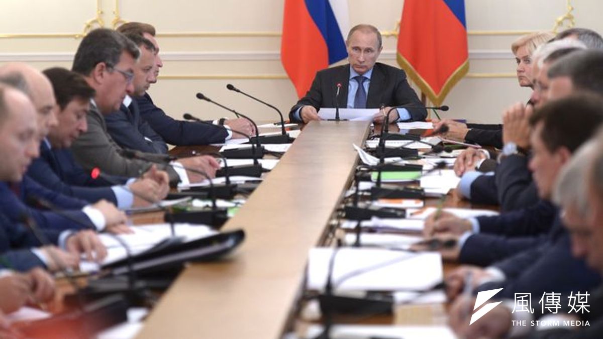 俄國總統普京(中)6日宣布對歐美國家農產品實施禁止進口。(美聯社) 俄國總統普京(中)6日宣布對歐美國家農產品實施禁止進口。(美聯社)