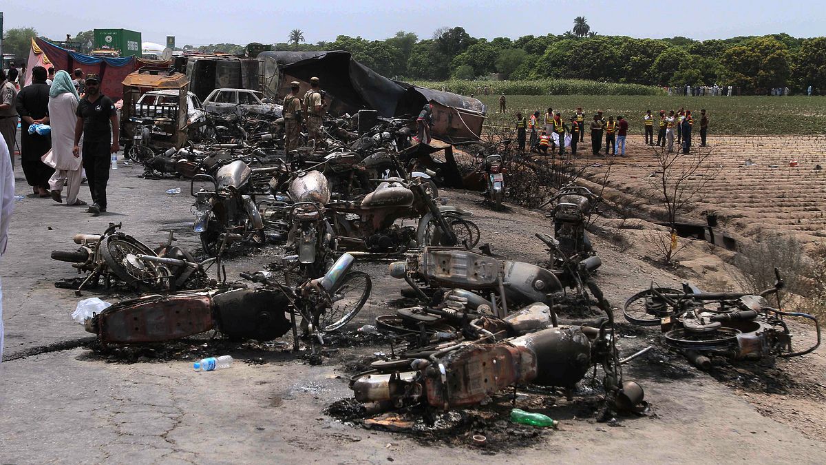 巴基斯坦旁遮普省25日發生油罐車爆炸,由於附近民眾拿著容器前來裝油,造成至少153死的慘劇。(美聯社) 巴基斯坦旁遮普省25日發生油罐車爆炸,由於附近民眾拿著容器前來裝油,造成至少153死的慘劇。(美聯社)