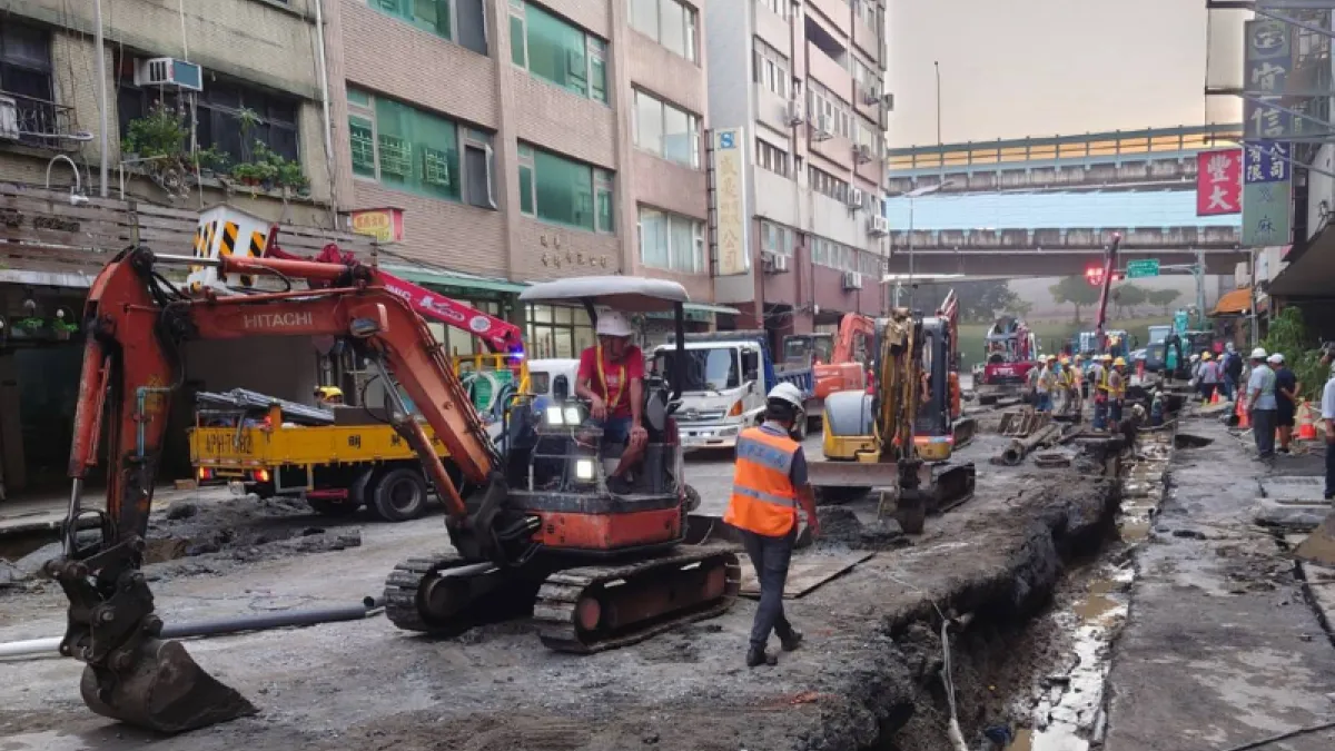 上百勞工搶修南京西路天坑。(圖/翻攝自FB/李四川)