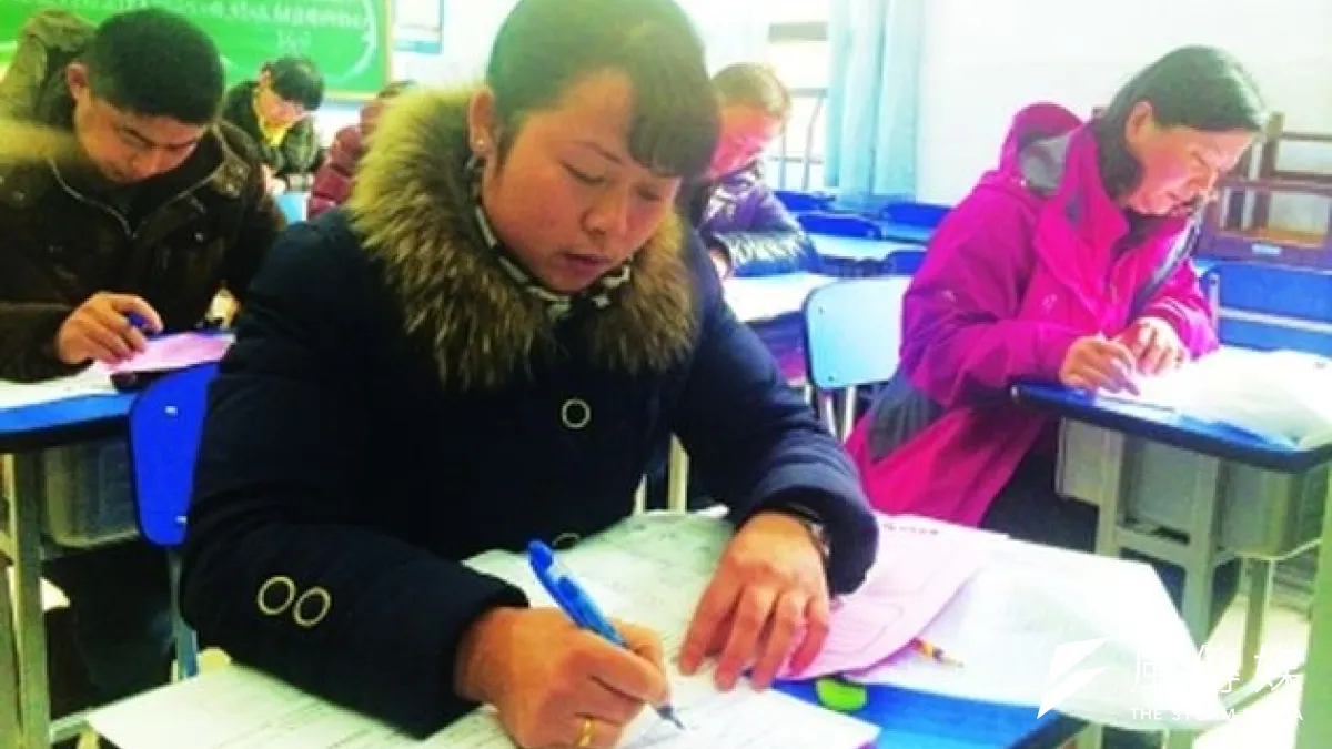 武漢花橋小學的16名家長與兒女一同參與期末考。(取自網路)